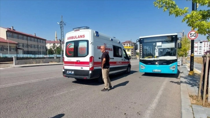 Sivas'ta halk otobüsü şoförü fenalaşan yolcuyu aile sağlığı merkezine yetiştirdi