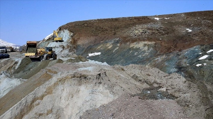 Sivas'ta heyelan nedeniyle köy yolunda ulaşım sağlanamıyor