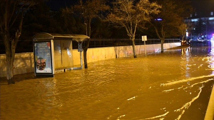 Sivas'ta içme suyu hattında patlama oldu, cadde ve sokakları su bastı