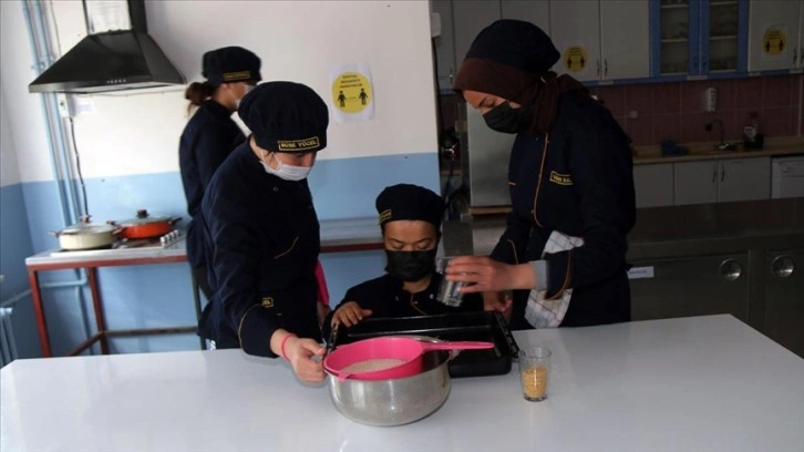 Sivas'ta meslek liseliler ihtiyaç sahibi yaşlılar için okul mutfağında iftarlık hazırlıyor