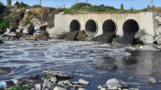 Siyah akan Çorlu Deresi, kötü koku yayıyor