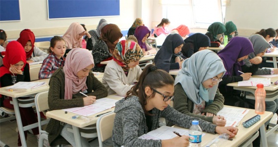 Siyer yarışmasında binlerce öğrenci ter döktü