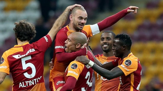 Sneijder, Van der Sar'ı yakaladı