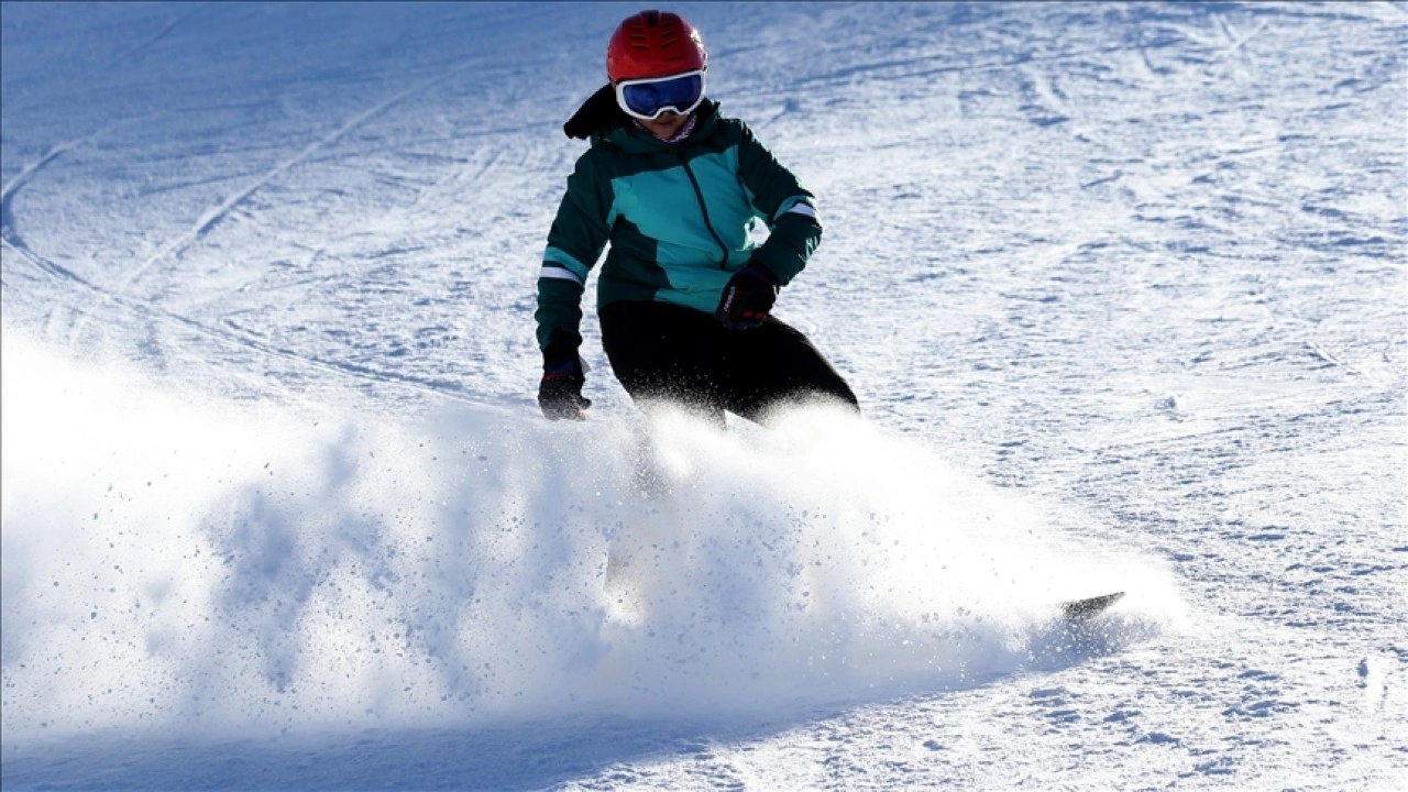 Snowboard tutkunu arkadaşlar, Palandöken'de zirveye çıkmak istiyor