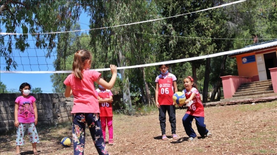 Soğan çuvalından gerçek bir voleybol filesine geçen kızların hayali ay-yıldızlı forma