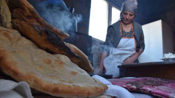 Soğuk havada sofralar tandır ekmeğiyle ısınıyor