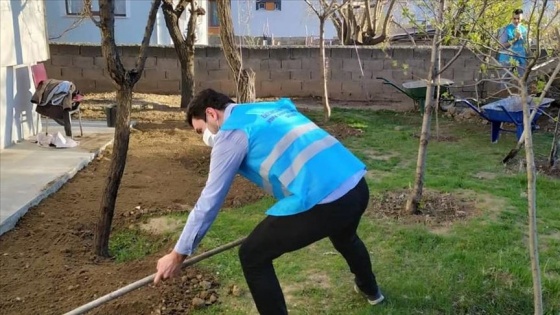 Sokağa çıkamayan şehit dedesinin bahçesini, ekime gönüllü gençler hazırladı