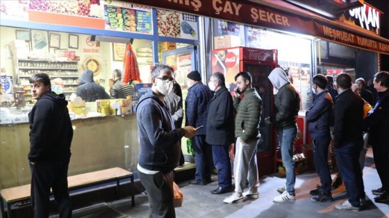 Sokağa çıkma yasağı öncesinde kent merkezlerinde alışveriş yoğunluğu yaşandı