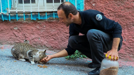 Sokak hayvanlarını doyurmak için motosikletiyle İzmir'i turluyor