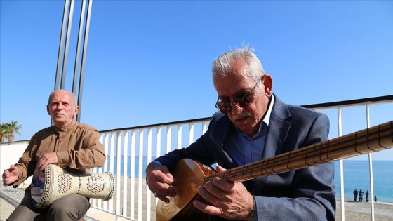 Sokak müzisyeni Recai ve Zekai kardeşlerin 'eğlendiren' hayatı