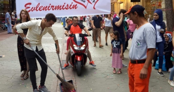 Sokak ortasında konfetili evlilik teklifine temizlik cezası