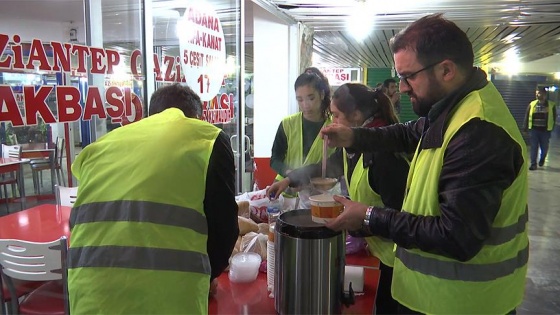 Sokakta yaşayanlar için 'güzel işler' yapıyorlar