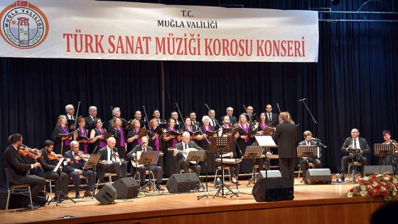 Solisti vali yardımcısı, şefi emekli savcı koro konser verdi