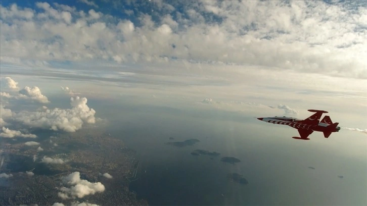 SOLOTÜRK ve Türk Yıldızları'nın İstanbul Boğazı semalarındaki gösterisi kokpit kameralarına yan