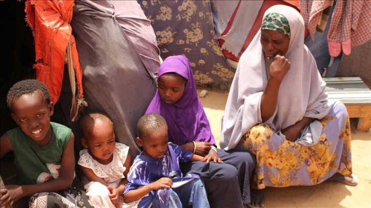 Somalili anne hayatta tutmak istediği çocuklarıyla evini terk ederek 13 gün boyunca kampa yürüdü