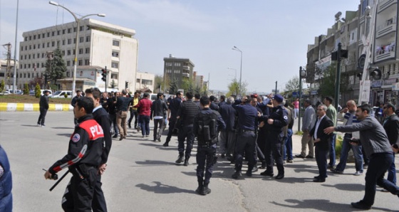 Sopalar havada uçuştu, ortalık savaş alanına döndü; 1'i polis 11 yaralı