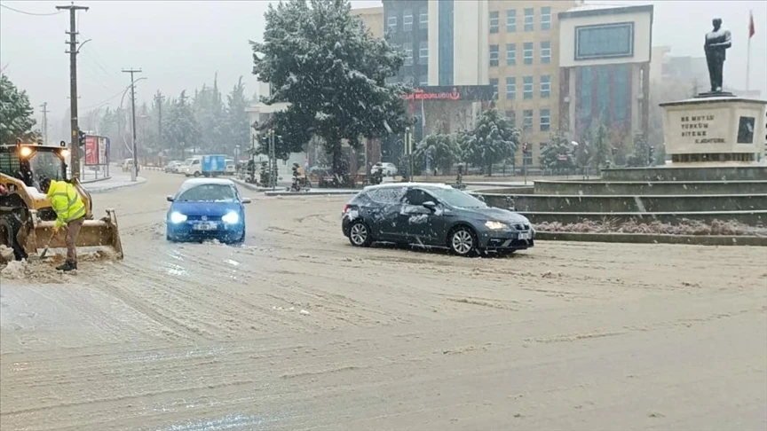 Isparta ve Burdur'da kar yağışı etkili oluyor