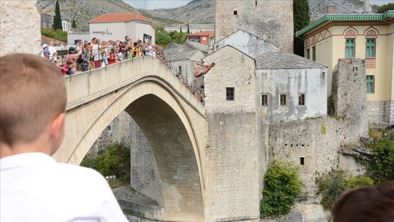 Srebrenitsa kurbanları için Mostar'da anma yürüyüşü