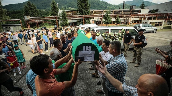 Srebrenitsa kurbanlarının cenazelerini taşıyan konvoy Potoçari&#039;ye ulaştı