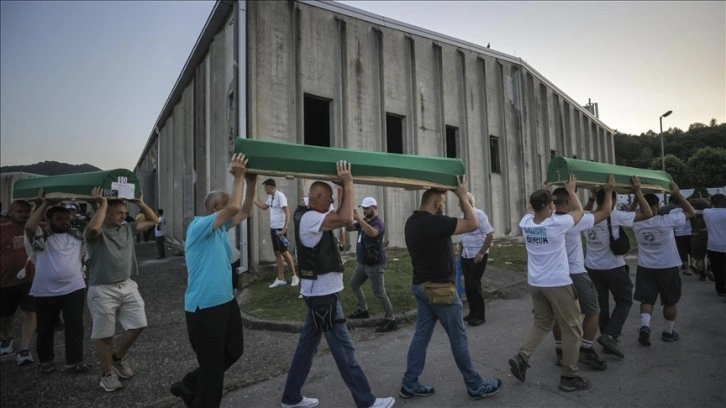 Srebrenitsa soykırımında katledilen 14 kurbanın cenazeleri defnedileceği anıt mezarlığa taşındı