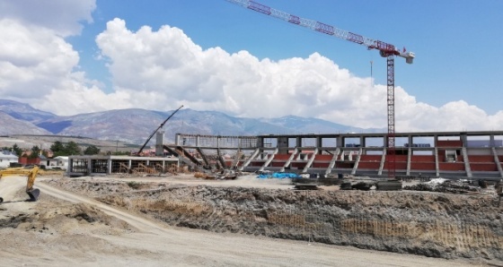 Stadyum inşaatında çalışan işçi 4 metreden yere düştü