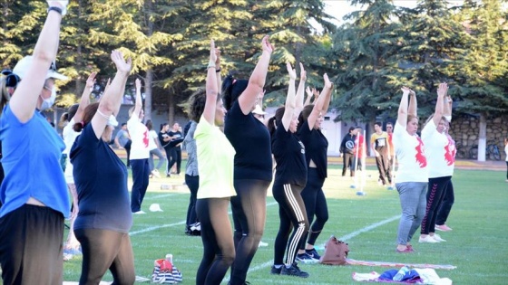 Stadyumda buluşan kadınlar Kovid-19 tedbirlerine uyarak spor yapıyor