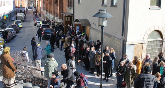 Stockholm'de cuma namazı çıkışı ‘Dostluk Zinciri” oluşturuldu