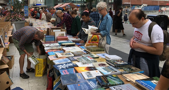 Stockholm'de dünyanın en uzun kitap stantları kuruldu