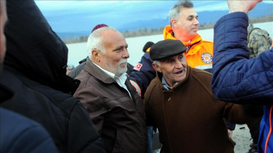 Su altında kalan evini ineğinden dolayı terk etmek istemedi