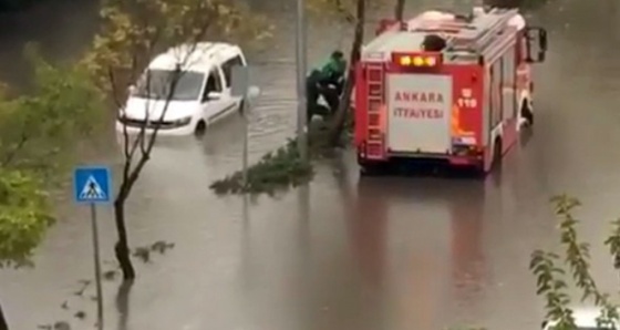 Su basan yolda araçta mahsur kalan vatandaşları itfaiye kurtardı