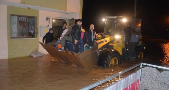 Su baskınında mahsur kalan aile kepçeyle kurtarıldı