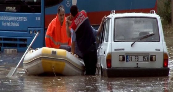 Su baskınında mahsur kalanlar iş makinesi ve botla kurtarıldı