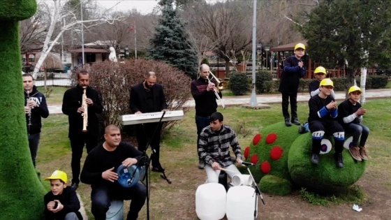 Su borusu, bidon ve damacanayı enstrüman yaparak Dünya Su Günü'ne özel klip hazırladılar