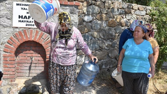 Su için kuyruğa giriyorlar