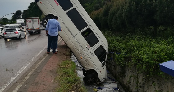 Su kanalına düşen minibüsten burnu bile kanamadan çıktı