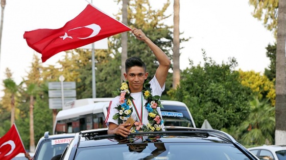 Su sattığı sokaklara madalya ile döndü