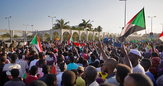 Sudan'da askeri yönetim, hükümeti halka bırakacak