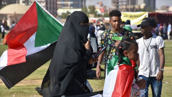 Sudan'da binlerce eylemci 'devrimin gidişatının düzeltilmesi' talebiyle sokaklara indi