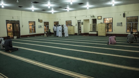 Sudan'da camilerde cemaatle namaz kılınmasını askıya alındı