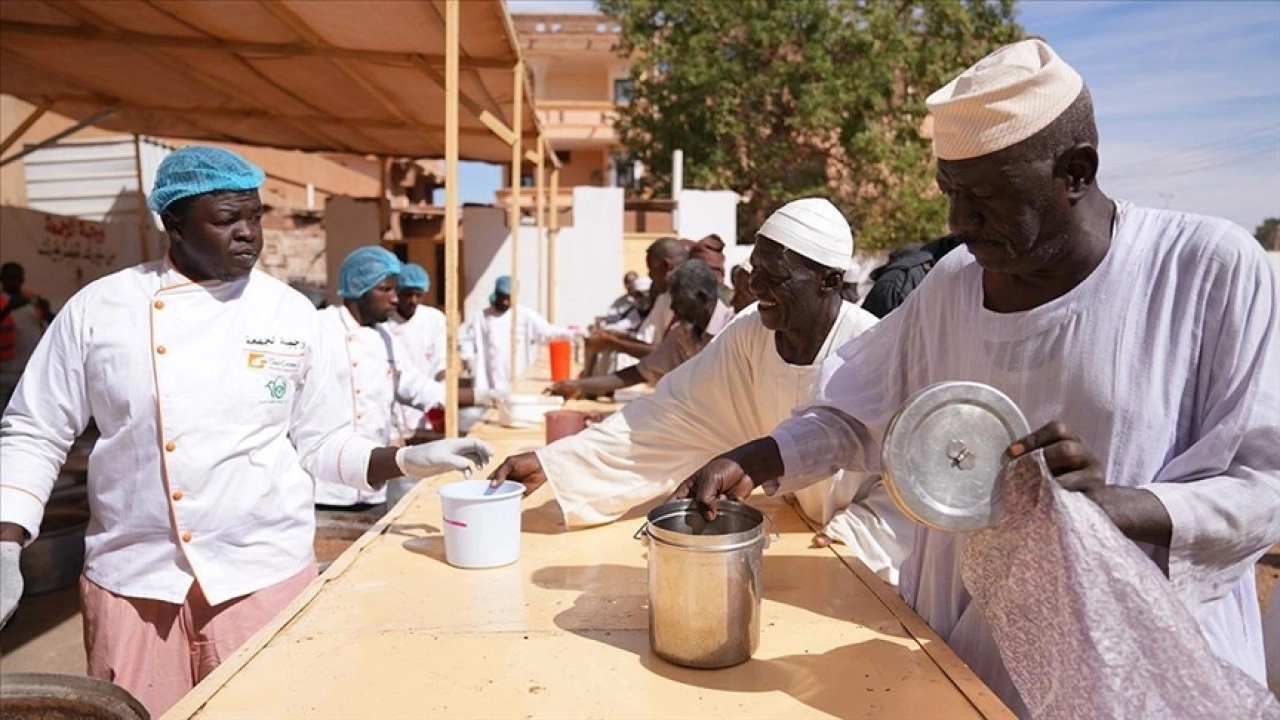 Sudan'da çatışmalardan kaçan siviller "tekke" isimli yerlerde sıcak yemeğe ulaşıyor