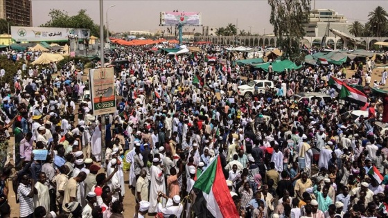 Sudan’da göstericiler Genelkurmay yakınında gıyabi cenaze namazı kıldı