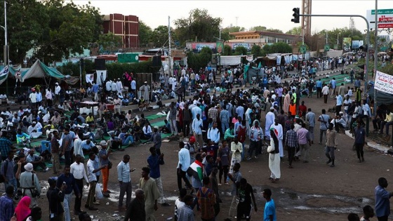 Sudan'da göstericiler orucunu meydanda açtı