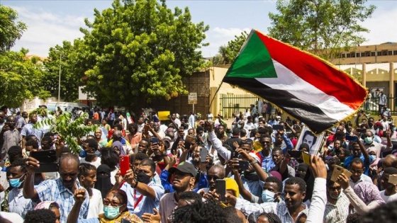 Sudan'da halk geçici hükümetin kurulmasının yıl dönümünde sokağa indi