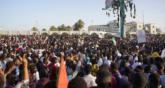 Sudan halkı geri adım atmıyor