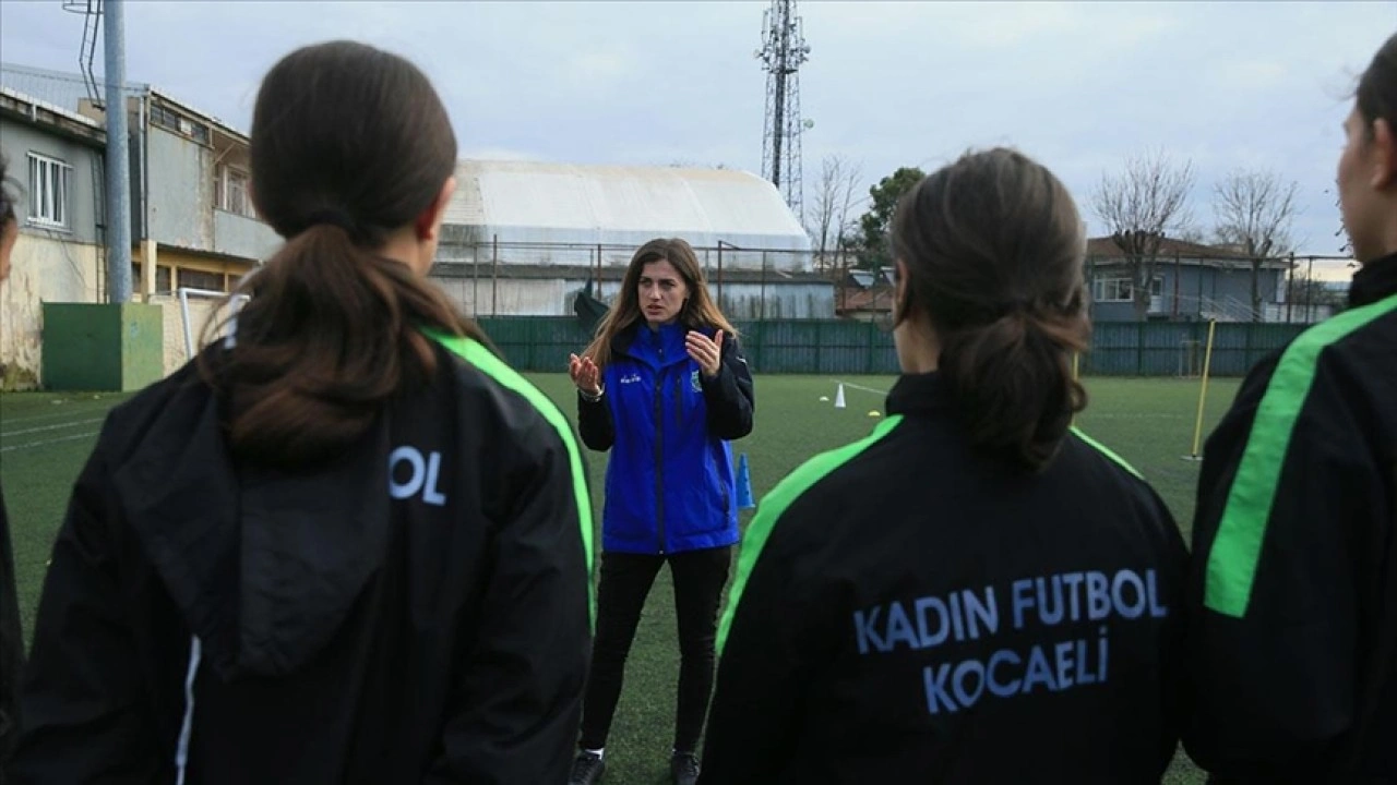 Şüheda Yıldız, "yarım kalan hayalini" futbolcu yetiştirerek tamamlıyor