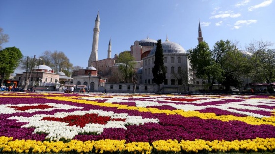 Sultanahmet&#039;te 1453 metrekarelik &#039;lale halısı&#039; ziyaretçi bekliyor