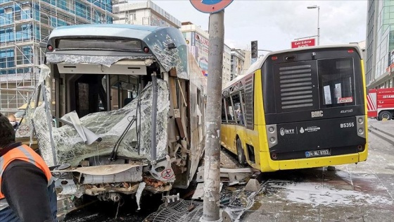 Sultangazi'de tramvay ile otobüs çarpıştı