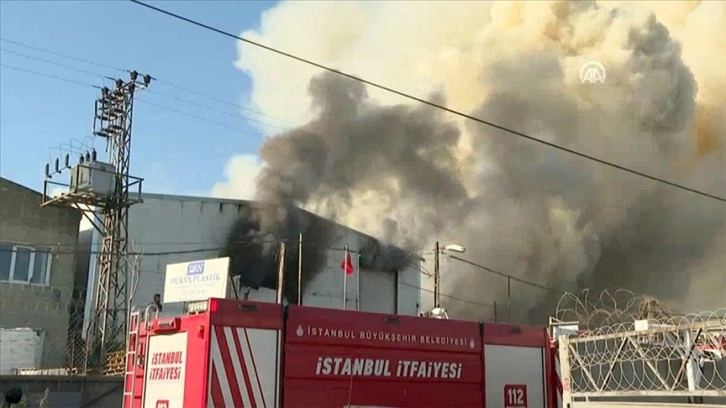 Sultangazi'de fabrikada çıkan yangına müdahale ediliyor