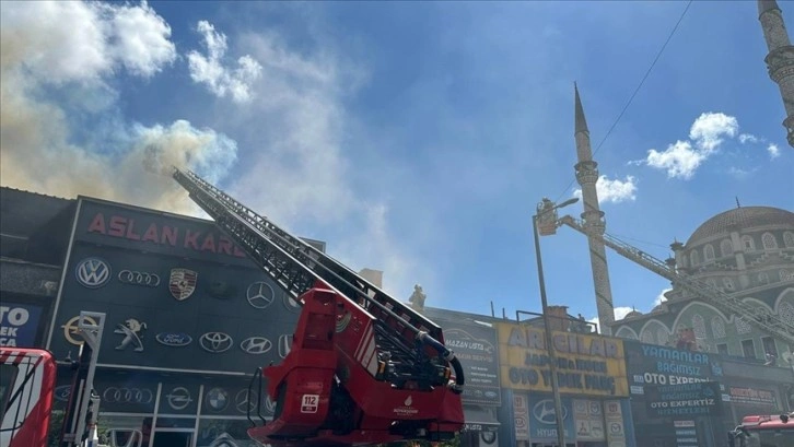 Sultangazi'de oto sanayi sitesindeki iş yerinde çıkan yangın söndürüldü