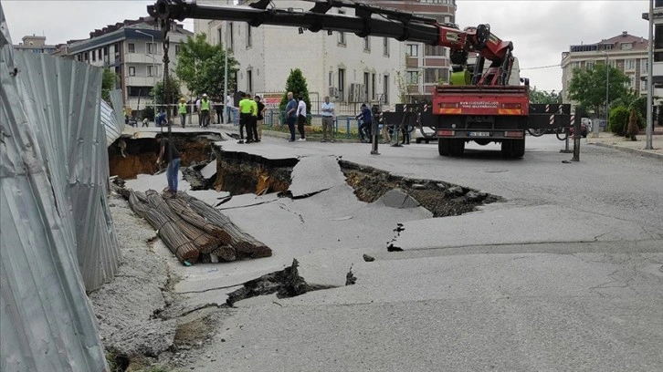 Sultangazi'de yol çökmesi sonucu İSKİ'ye ait su borusu patladı